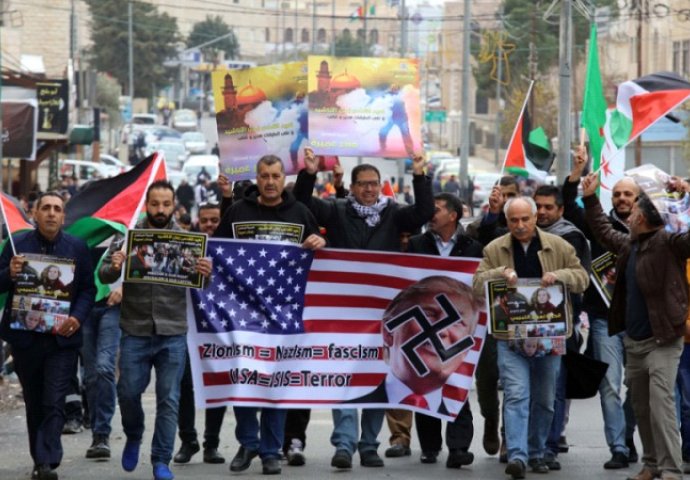 Palestinci na protestima zbog odluke SAD-a o Jerusalemu, Izrael odgovara oružjem