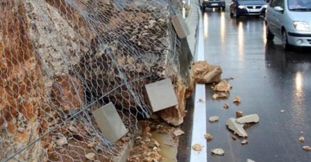 Upozorenje vozačima na poledicu i sitnije odrone zemlje i kamenja na kolovoz