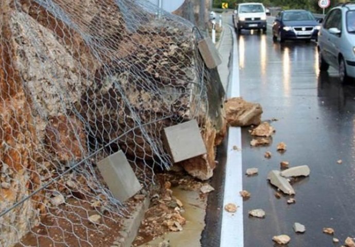 Upozorenje vozačima na poledicu i sitnije odrone zemlje i kamenja na kolovoz