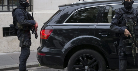 Ukrajina:  Muškarac naoružan eksplozivom zabarikadirao se u pošti