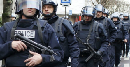 Francuska - U novogodišnjoj noći mobilno 140.000 policajaca