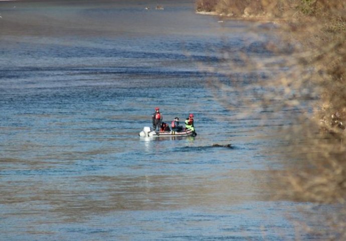 TRAGEDIJA: Traga se za vozačem 'opela' koji je sletio u rijeku Bosnu 