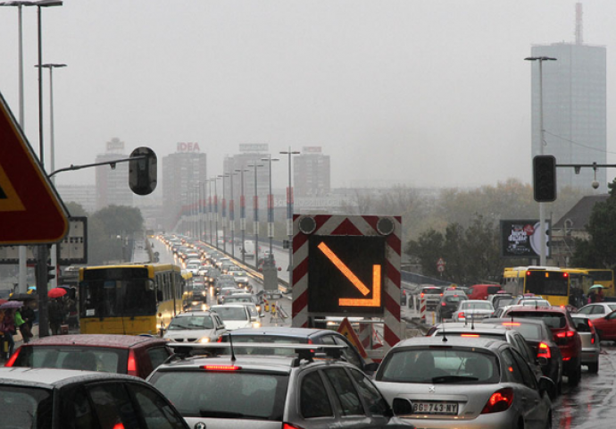 VOZAČI OPREZ! STRPLJIVO ZA VOLANOM AKO SE VRAĆATE SA PRAZNIČNOG ODMORA: Ludnica na putevima i granicama, kiša otežava saobraćaj