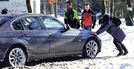 GENIJALAN IZUM: Evo kako izvući auto i iz NAJDUBLJEG SNIJEGA! (VIDEO)