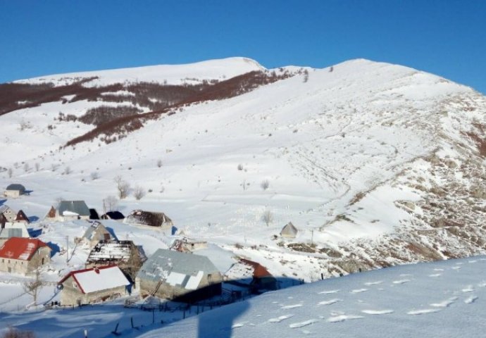 Pljačkaši u Lukomiru polupali prozore, obili vrata i devastirali deset kuća