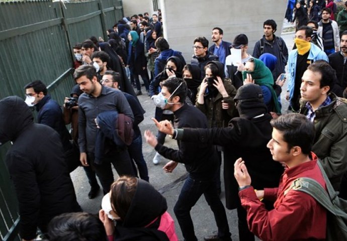 U Iranu se nastavljaju protesti, okupile se pristaše vlasti koje ih osuđuju