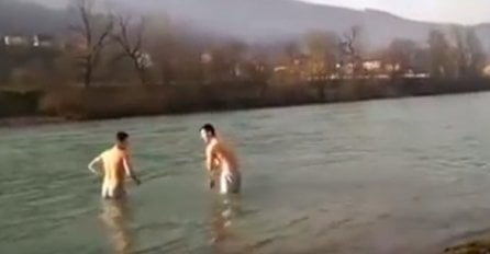 Mladići iz Goražda se okupali u lednoj Drini, snimak postao hit na internetu (VIDEO)