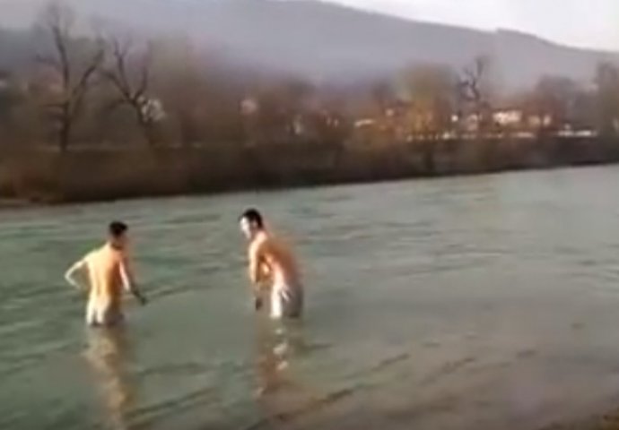 Mladići iz Goražda se okupali u lednoj Drini, snimak postao hit na internetu (VIDEO)