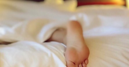 Da li i vama jedna noga uvijek viri ispod pokrivača kada spavate: EVO ŠTA TO ZNAČI!