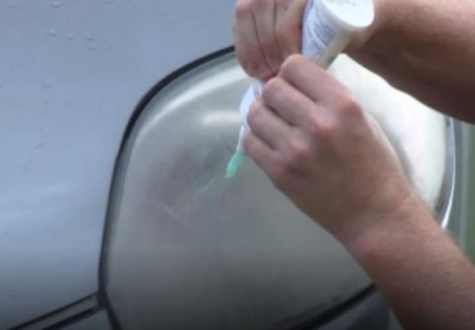 TRIK KOJI MORATE ZNATI: Istrljao je farove automobila pastom za zube, rezultat će vas OSTAVITI BEZ RIJEČI! (VIDEO)