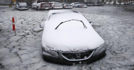 NAJGORI SNJEŽNI I OLUJNI TALAS U POSLJEDNJIH 100 GODINA: Grad okovan ledom i potpuno paralizovan, proglašeno vanredno stanje 