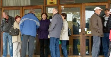 Protestno okupljanje grupe radnika Željezare Zenica