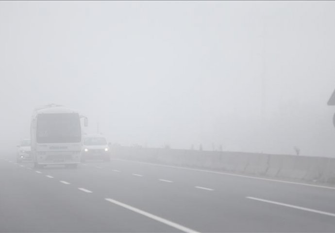 STANJE NA PUTEVIMA: Magla i niska oblačnost smanjuju vidljivost, očekuju se velike gužve!