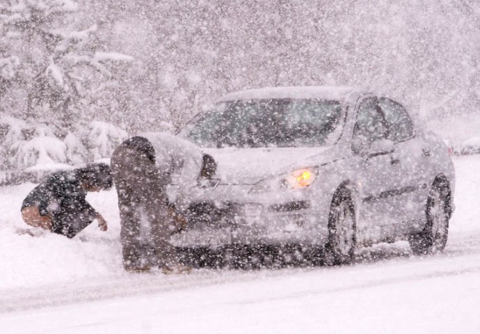 STANJE NA PUTEVIMA: Zbog snijega koji intezivno pada, otežano je saobraćanje u centralnim dijelovima naše zemlje
