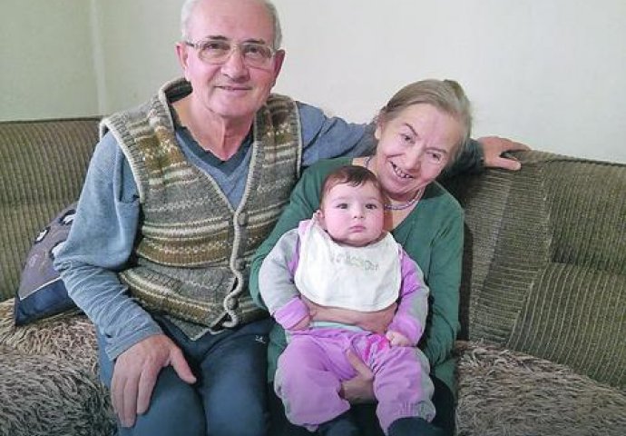 Postala je majka u 60. godini, muž je htio da je ostavi, a evo kako danas živi druga NAJSTARIJA PORODILJA U SRBIJI