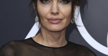 ANGELINA JOLIE NA OVOJ FOTOGRAFIJI IZGLEDA BESPRIJEKORNO: Kada je zumirate, jedan detalj će vas ZAPREPASTITI! (FOTO)