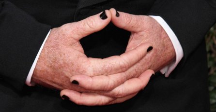 SA NJEGOVIH CRNIH NOKTIJU BILO JE TEŠKO SKLONITI POGLED: Da li ćete se iznenaditi kada vidite KO JE U PITANJU?