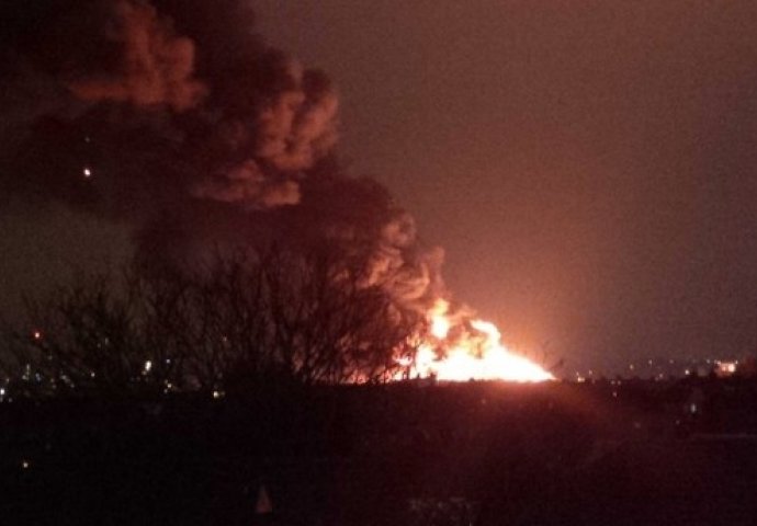 STRAVIČAN POŽAR U LONDONU: Izgorjela fabrika boja, vatru gasilo oko 100 vatrogasaca 