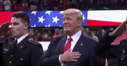 TRUMP SE OBRUKAO KAO NIKADA DO SADA: Stao je nasred terena, začula se himna, a onda je uslijedila PROVALA GODINE! (VIDEO)