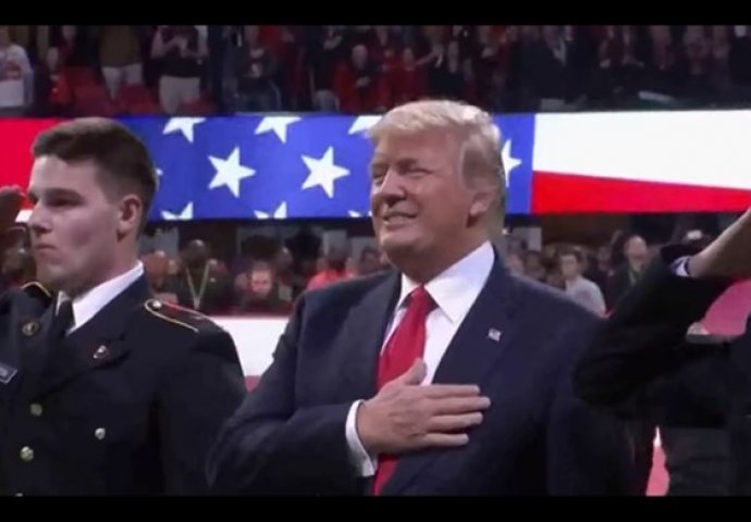 TRUMP SE OBRUKAO KAO NIKADA DO SADA: Stao je nasred terena, začula se himna, a onda je uslijedila PROVALA GODINE! (VIDEO)