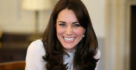 DIGNUTE NOGE, UMAZANA I U PROVOKATIVNOM IZDANJU: Kate Middleton  je danas mnogima DAMA ZA PRIMJER, a ove fotografije iz svoje prošlosti bi NAJRADIJE SPALILA