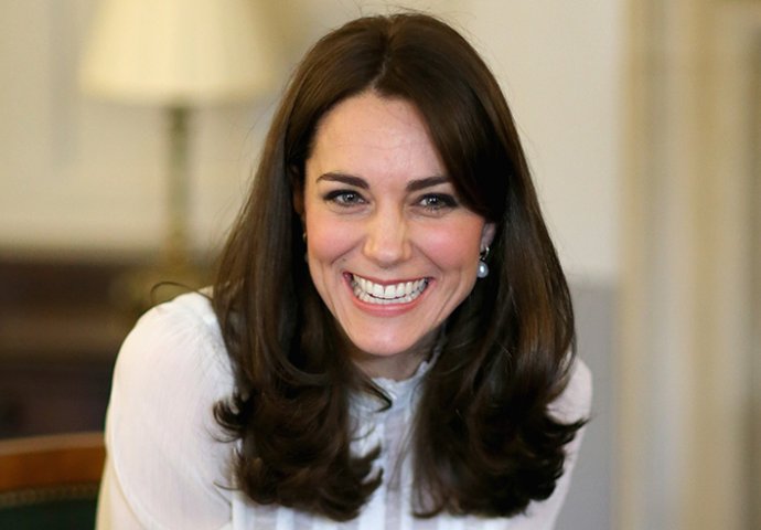 DIGNUTE NOGE, UMAZANA I U PROVOKATIVNOM IZDANJU: Kate Middleton  je danas mnogima DAMA ZA PRIMJER, a ove fotografije iz svoje prošlosti bi NAJRADIJE SPALILA