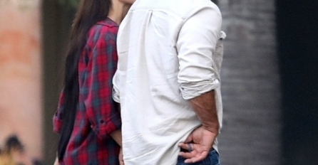 GLUMAC IMA 62 GODINE, A NJEGOVA DJEVOJKA JE DECENIJAMA MLAĐA: Izašli su u šetnju, a zbog ovog im svi ZAMJERAJU! 