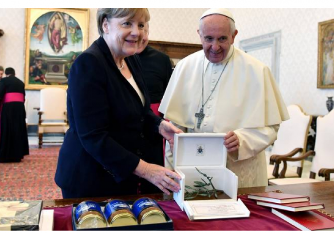U svijetu najpopularniji papa, Merkel i Macron, u Srbiji Putin