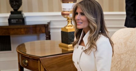 BUKVALNO OBARA S NOGU: Ovo je rođena sestra Malanije Trump, koju krije od javnosti (FOTO) 