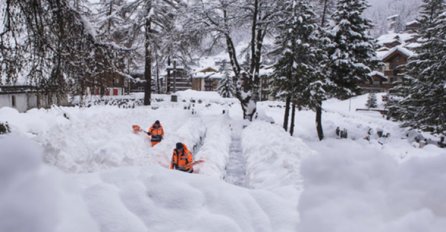 ŠVICARSKA:  Turiste evakuišu helikopterima, pruga zatrpana