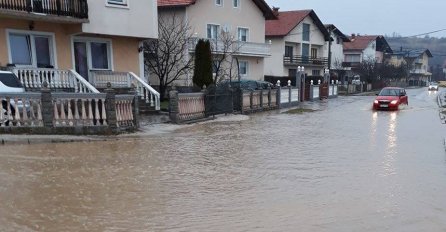 BUGOJNO POD VODOM, MJEŠTANI ŠALJU DRAMATIČNE SLIKE: "Treba mi čamac da izađem iz kuće" (FOTO)