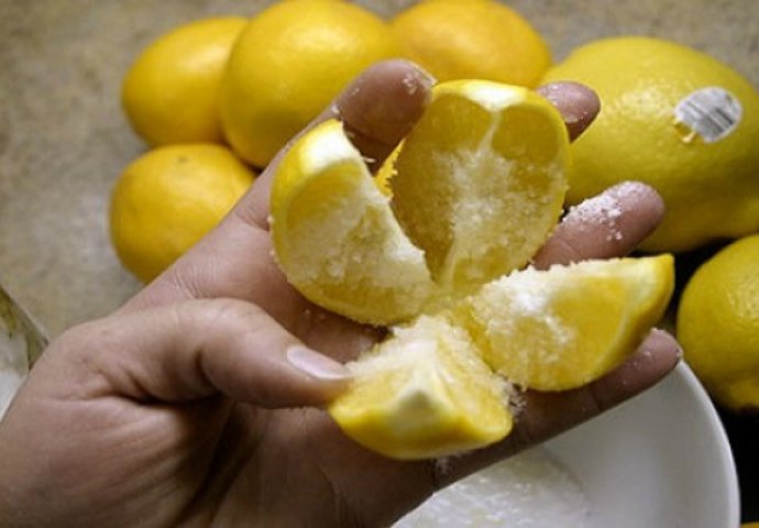 Razrežite limun, stavite malo soli i ostavite u kuhinji! Ovaj trik će PROMIJENITI vaš život!