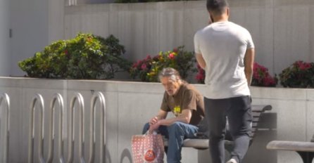 Momak je prišao beskućniku i stavio novac u njegovu torbu: Ono što se događa nekoliko trenutaka kasnije ga je potpuno iznenadilo (VIDEO)