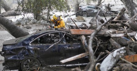 APOKALIPTIČNE SCENE: Ljudi pobjegli od požara, a kad su se vratili zatekli su prizore kao iz NOĆNE MORE (FOTO)
