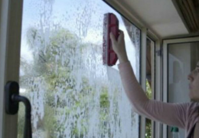 I TO JE MOGUĆE: Evo kako da operete prozore sa spoljne strane, a da ostanete unutra! (VIDEO)