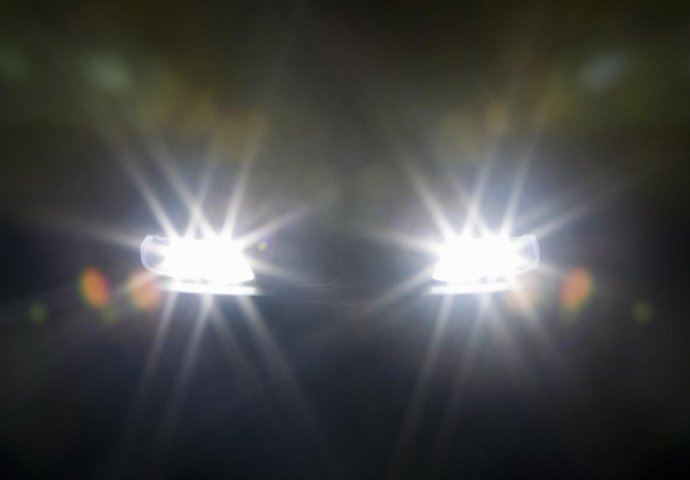 Ukoliko se ispred vas parkira automobil sa upaljenim dugim svjetlima, ODMAH SE UDALJITE! Evo i zašto!