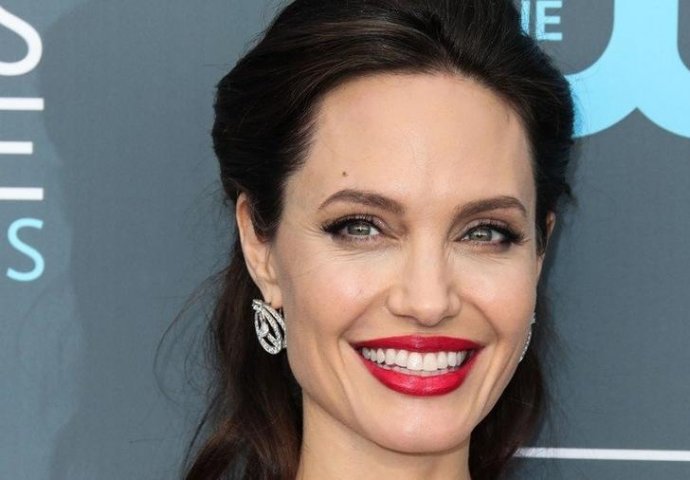 IAKO I DALJE TVRDI DA NEMA PROBLEMA SA KILAŽOM, OVE FOTOGRAFIJE POKAZUJU SUPROTNO: Angelina Jolie u bijeloj haljini iznenadila sve prisutne! (FOTO)