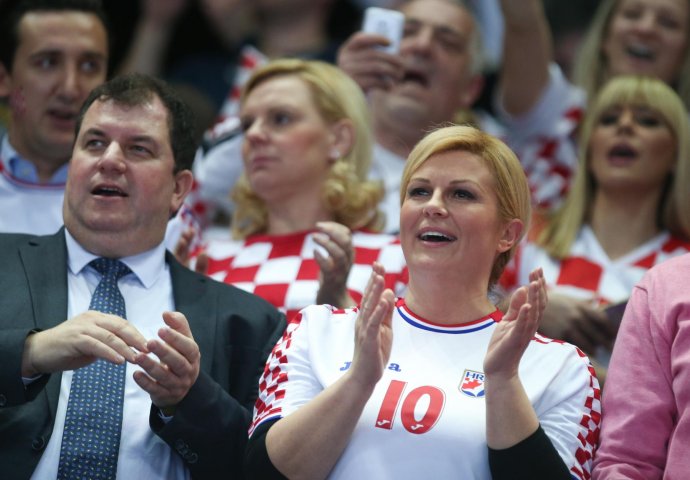 ODUŠEVILA NAVIJAČE: Predsjednica Hrvatske poljubila muža pred 12.000 gledatelja  (VIDEO)