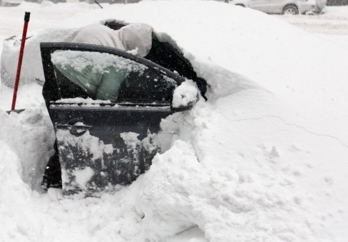  NIKAKO! Ove stvari zimi ne smijete da ostavljate u automobilu! 