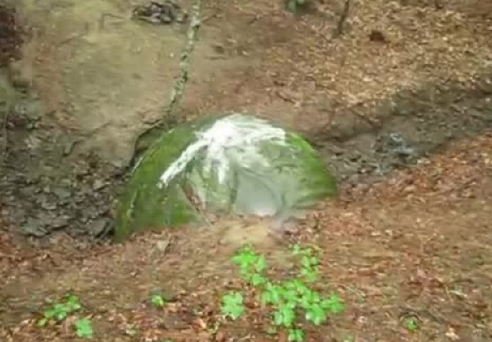 Iz cijelog svijeta dolaze da vide najveću kamenu kuglu u Bosni koja ima ljekovite moći: KADA LEGNU NA NJU, DESI SE ČUDO! (VIDEO)