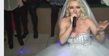 Na ovakvoj svadbi nikad niste bili: Mlada uzela mikrofon, pa se bacila NA KOLJENA i otpjevala pjesmu Zehre Bajraktarević  (VIDEO)