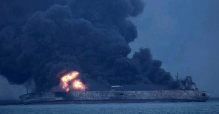  EKOLOŠKA KATASTROFA: Potonuli tanker iza sebe je ostavio golemu naftnu mrlju, more prekrio crni dim