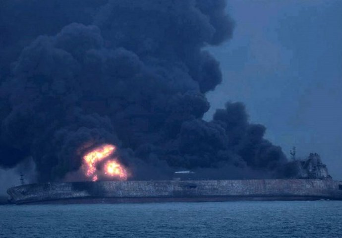  EKOLOŠKA KATASTROFA: Potonuli tanker iza sebe je ostavio golemu naftnu mrlju, more prekrio crni dim