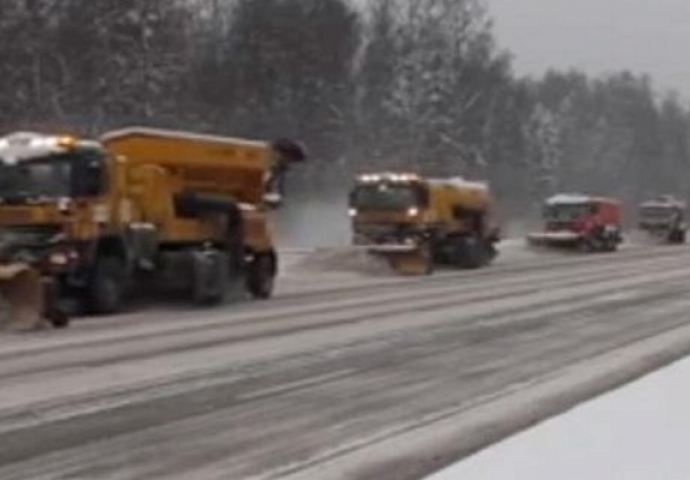RED, RAD, DISCIPLINA: Pogledajte kako se čisti snijeg sa puteva u RUSIJI,  ostat ćete bez riječi! (VIDEO)