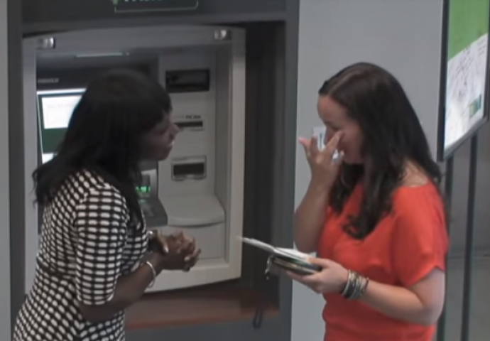 Ova majka podizala novac sa bankomata: Kad je vidjela ekran, suze su same počele da teku! (VIDEO)