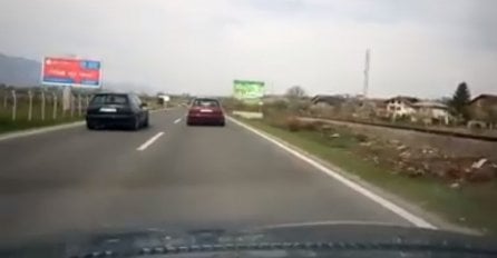 Pogledajte trku automobila na ulazu u Bihać koja je umalo završila tragično (VIDEO)