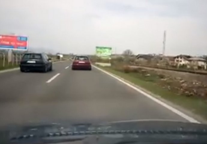 Pogledajte trku automobila na ulazu u Bihać koja je umalo završila tragično (VIDEO)