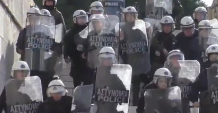 POTPUNI HAOS: Policija suzavcem rastjeruje demonstrante u Atini