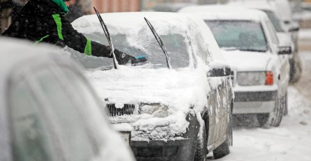 KAD MINUSI STEGNU: Ove stvari zimi NIPOŠTO ne ostavljajte u automobilu!