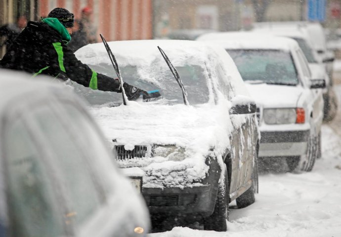 KAD MINUSI STEGNU: Ove stvari zimi NIPOŠTO ne ostavljajte u automobilu!